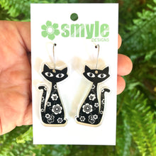 Load image into Gallery viewer, Black Retro Cat Earrings
